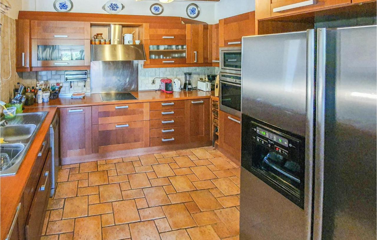 Lovely Home In Kiato With Wifi Екстериор снимка