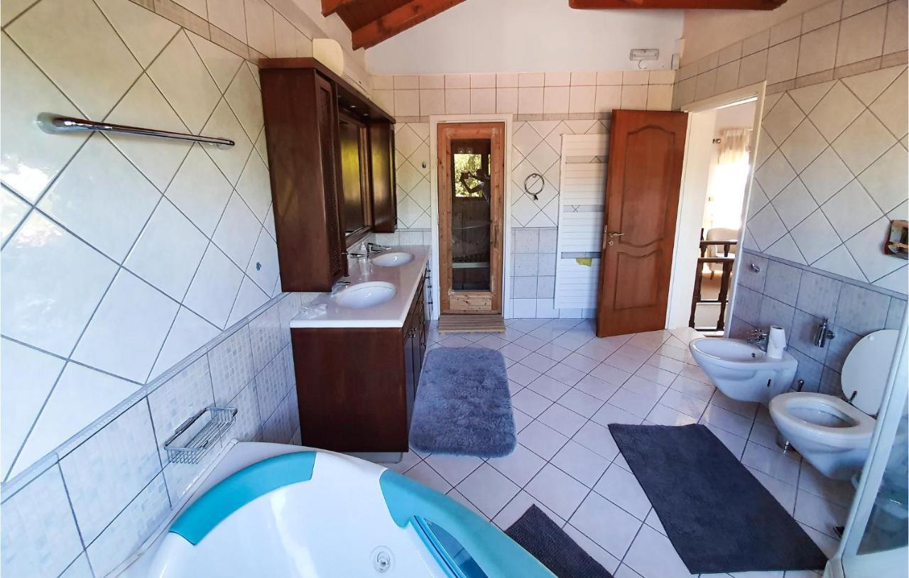 Lovely Home In Kiato With Wifi Екстериор снимка